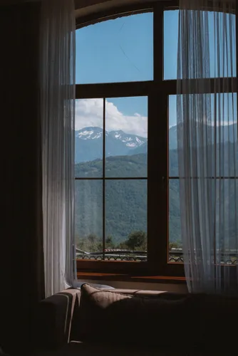 Красивые Дома Обои на телефон окно с видом на горы и заснеженную гору