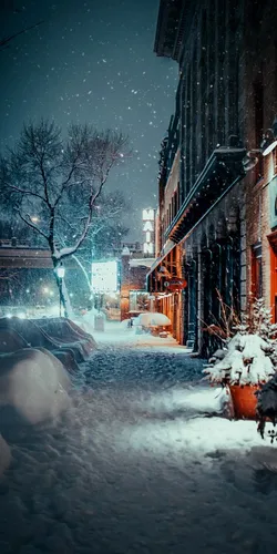 Красивые Зимние Обои на телефон заснеженная улица со зданиями и деревьями