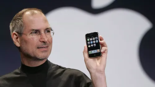Стив Джобс, Красивые На Сенсорный Телефон Обои на телефон мужчина держит мобильный телефон