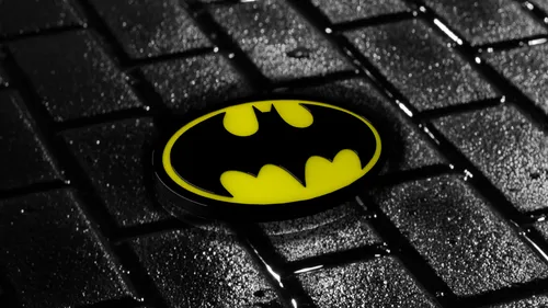 Логотип Бэтмена Обои на телефон желтый смайлик, нарисованный на черной поверхности
