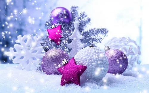 Лучшие Новогодние Обои на телефон группа фиолетовых шаров на снегу