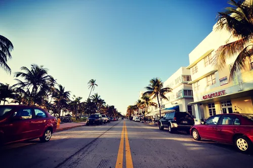 Майами Обои на телефон улица с припаркованными вдоль нее машинами