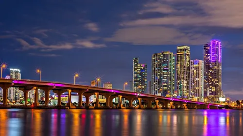 Майами Обои на телефон мост через воду с городом на заднем плане