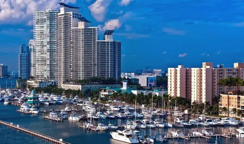 Майами Обои на телефон водоем с лодками в нем и зданиями вокруг него