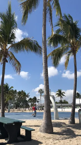 Майами Обои на телефон человек, идущий по пляжу
