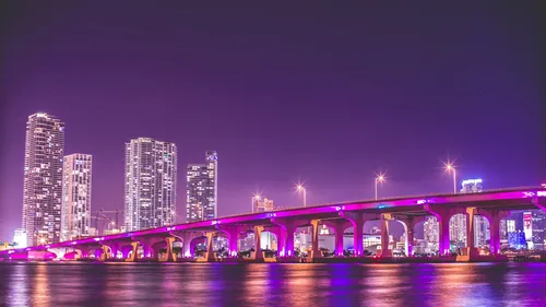 Майами Обои на телефон мост с подсветкой и зданиями на заднем плане