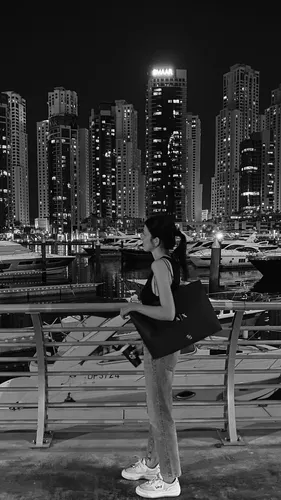 Милые Корейские Обои на телефон человек, прислонившийся к перилам с видом на ночной город