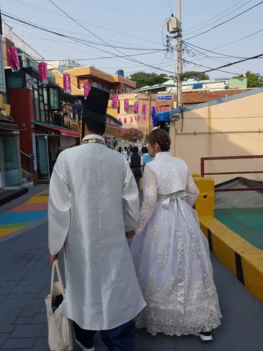 Милые Корейские Обои на телефон мужчина и женщина идут по улице