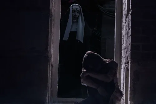 Монашка Обои на телефон человек, смотрящий в окно