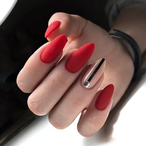 Маникюра Фото женская рука с красными ногтями