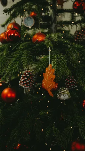Нг Обои на телефон новогодняя елка с украшениями