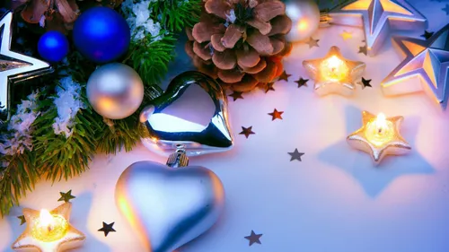 Нг Обои на телефон новогодняя елка, украшенная украшениями и огнями