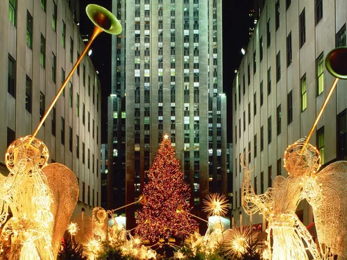 Новогодний Нью Йорк Обои на телефон группа статуй перед высоким зданием с подсветкой