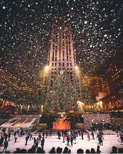 Новогодний Нью Йорк Обои на телефон большое здание с огнями и гуляющими людьми