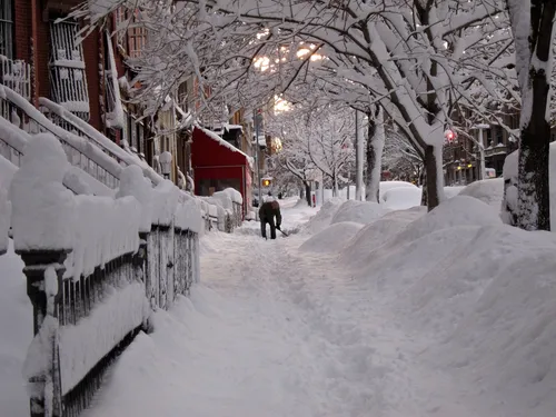 Новогодний Нью Йорк Обои на телефон человек, идущий по снегу