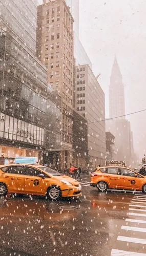 Новогодний Нью Йорк Обои на телефон группа автомобилей на улице со зданиями на заднем плане