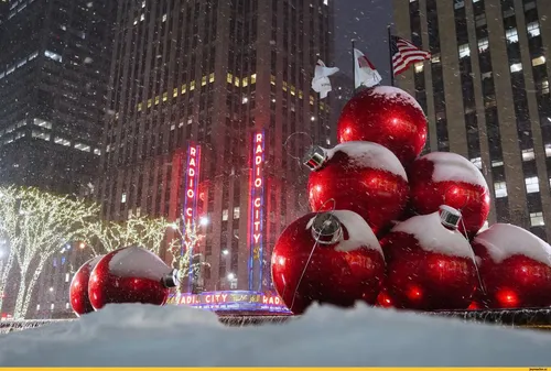 Новогодний Нью Йорк Обои на телефон группа красных шаров перед зданием