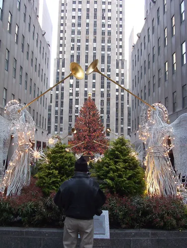 Новогодний Нью Йорк Обои на телефон человек, стоящий рядом с деревом с огнями на нем
