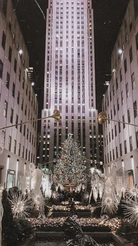 Новогодний Нью Йорк Обои на телефон высокое здание с рождественской елкой перед ним