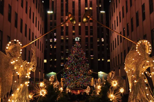 Новогодний Нью Йорк Обои на телефон дерево с огнями и украшениями