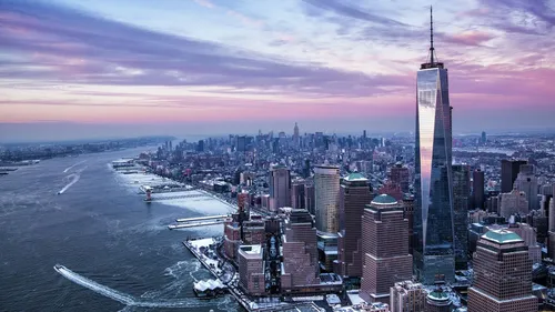 Новогодний Нью Йорк Обои на телефон город с водоемом на заднем плане
