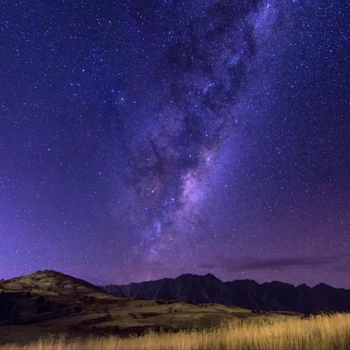 Ночное Небо Обои на телефон поле со звездным небом над ним