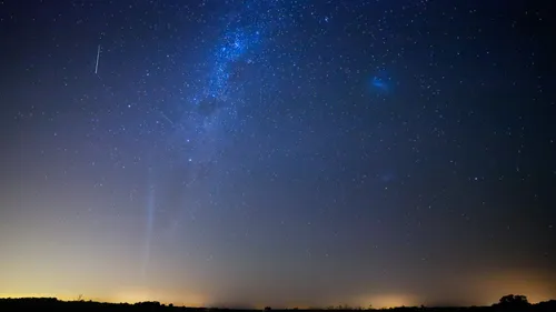 Ночное Небо Обои на телефон звездное ночное небо с силуэтом дерева и холма