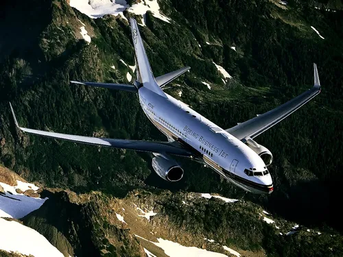 Авиация Обои на телефон бело-синий самолет, пролетающий над скалистой горой