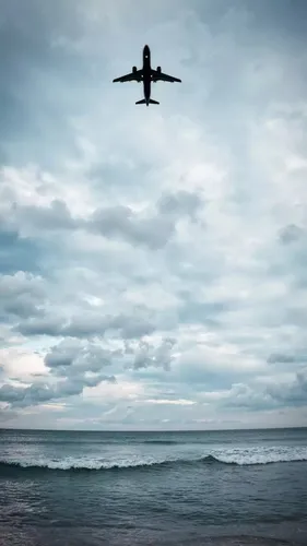 Авиация Обои на телефон вертолет, пролетающий над океаном