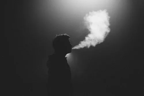 Дым Обои на телефон человек, смотрящий в облако