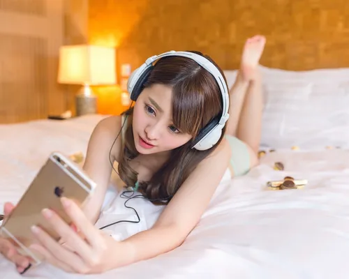Картинки На Мобильный Телефон Обои на телефон женщина, лежащая на кровати с включенным телефоном и наушниками