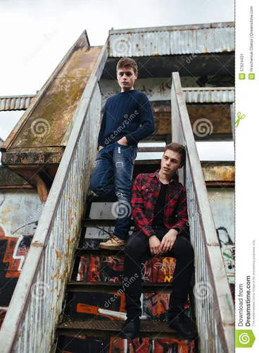 Парней Фото пара мужчин, сидящих на лестнице