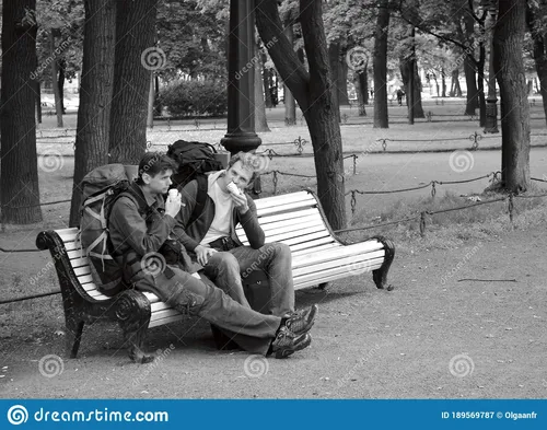 Парней Фото группа мужчин, сидящих на скамейке