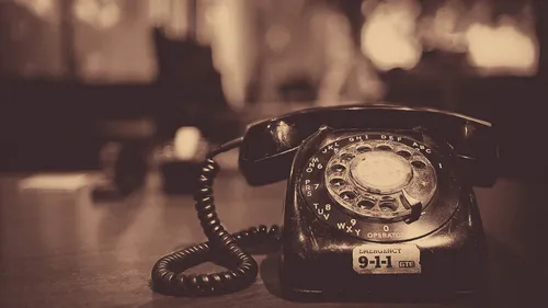 1920X1080 Обои на телефон часы на столе
