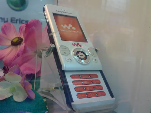 240Х320 Цветы Обои на телефон белый телефон с красной кнопкой