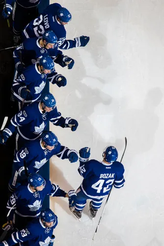 Reebok Обои на телефон группа хоккеистов в синей форме