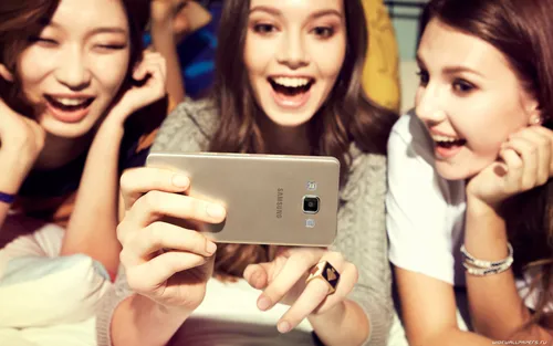Samsung Galaxy A5 Обои на телефон группа женщин смотрит на мобильный телефон