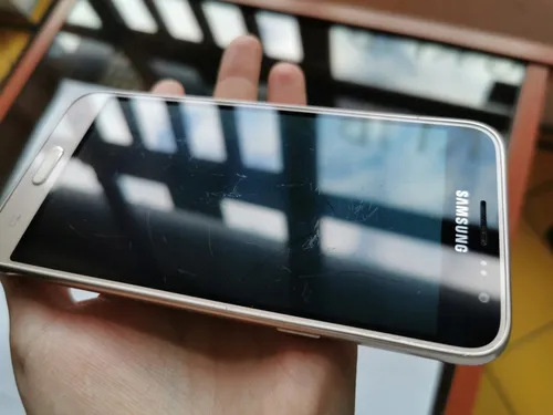 Samsung Galaxy J3 2016 Обои на телефон человек, держащий сотовый телефон