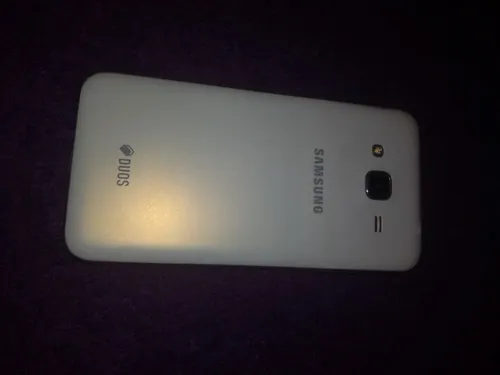 Samsung Galaxy J3 2016 Обои на телефон белый сотовый телефон