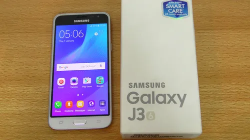 Samsung Galaxy J3 2016 Обои на телефон мобильный телефон рядом с коробкой
