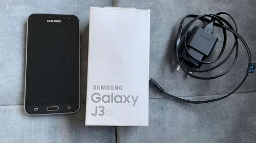 Samsung Galaxy J3 2016 Обои на телефон пара черно-белых сотовых телефонов