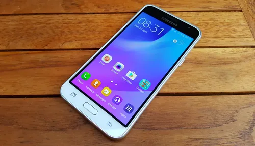 Samsung Galaxy J3 2016 Обои на телефон мобильный телефон на столе