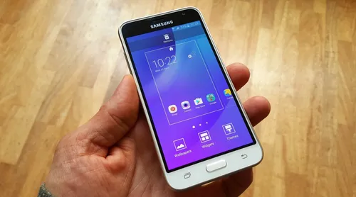 Samsung Galaxy J3 2016 Обои на телефон рука, держащая мобильный телефон