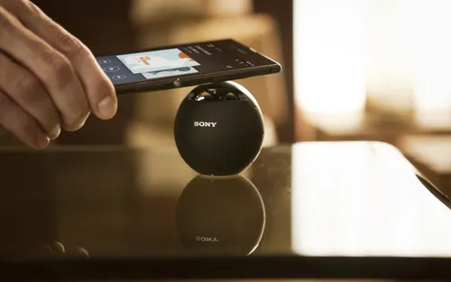 Sony Обои на телефон рука, держащая черный предмет