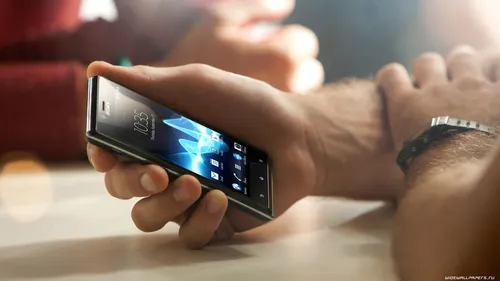 Sony Xperia Обои на телефон человек, держащий смартфон