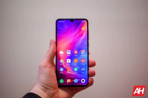 Xiaomi Обои на телефон рука, держащая мобильный телефон