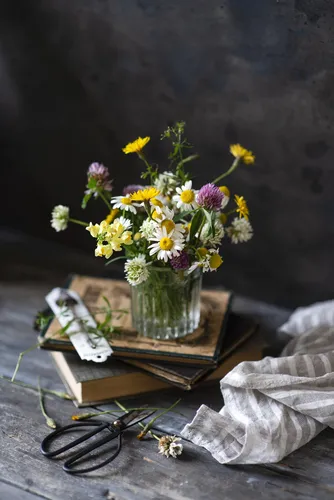 Васильки Обои на телефон ваза с цветами на столе