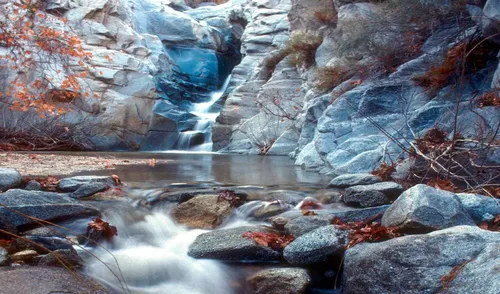 Водопад Горы Обои на телефон поток воды, протекающий через скалы