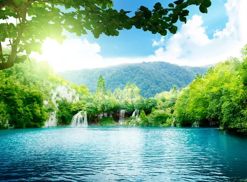 Водопад Горы Обои на телефон водоем с деревьями вокруг него и водопадом