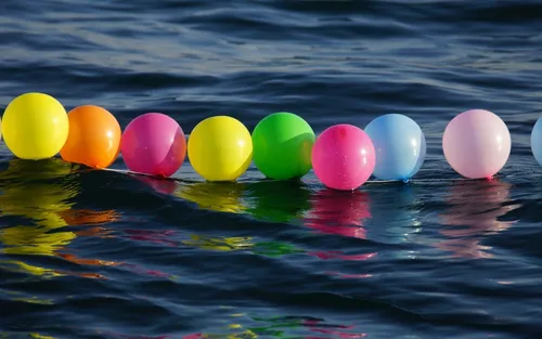 Воздушные Шарики Обои на телефон группа разноцветных воздушных шаров, плавающих в воде